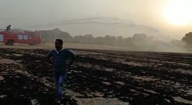 जसवंतनगर: जसवंतनगर क्षेत्र के ग्राम सराय भूपत कटेखेड़ा में अचानक गेहूं के कटे हुए खेत में लगी आग #आग #दमकल #जसवंतनगर