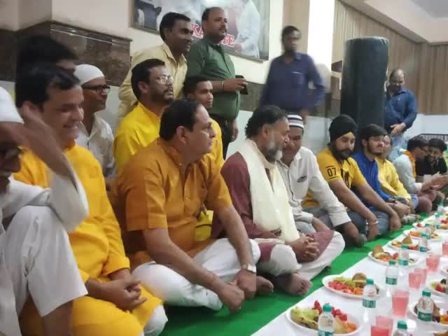 रोजा इफ्तार में स्वराज इंडिया के राष्ट्रीय अध्यक्ष योगेंद्र यादव जी के साथ दिल्ली के नई अशोक नगर में शिरकत की ।।
#प्रेम