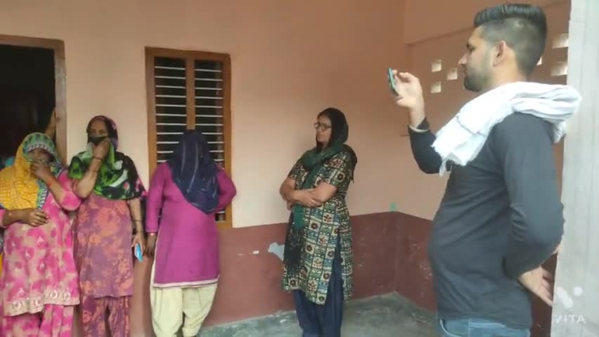 जुलाना: मनरेगा मजदूरों को मजदूरी नहीं मिलने के कारण अपनी शिकायत सोशल ऑडिटर को सुनाते हुए सिरसा खेड़ी के मजदूर
#julana_khabar