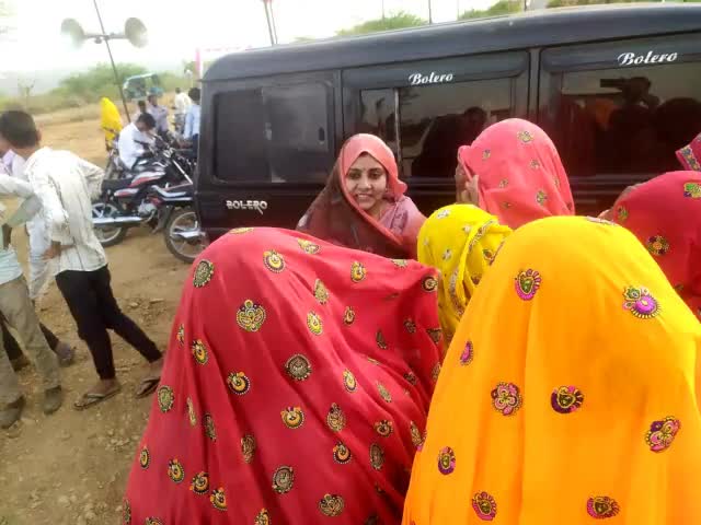 #पूर्वी_राजस्थान_नहर_परियोजना जागरूकता अभियान की कडी मे नादौती क्षेत्र मे महिलाओ से चर्चा कर योजना के फायदे बताती पूर्व जिला परिषद सदस्य और कांग्रेस प्रदेश महासचिव श्रीमती आरती मीना।
#ERCP को राष्ट्रीय परियोजना घोषित करो।