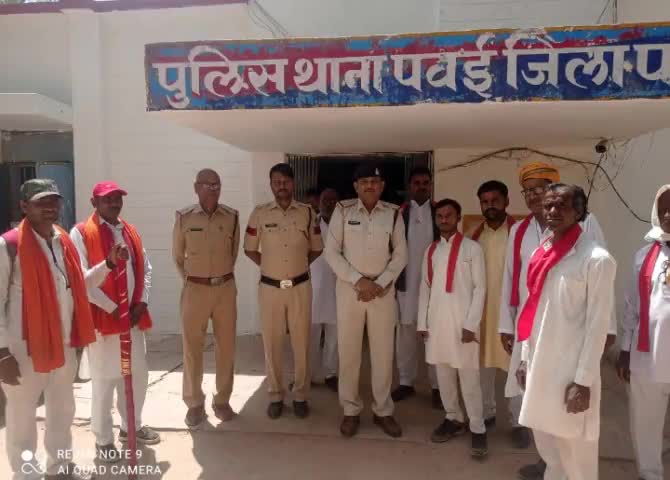 *भगवती मानव कल्याण संगठन एवं भारतीय शक्ति चेतना पार्टी #पवई_विधानसभा जिला पन्ना के कार्यकर्ताओं ने पकड़ी 2पेटी गोवा (100पाव)2 पेटी प्लेन (100पाव)1 पेटी बीयर (12 बाटल 1लीटर) (कुल 5पेटी) अवैध शराब*

 भगवती मानव कल्याण संगठन एवं भारतीय शक्ति च