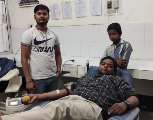 #DONATE_BLOOD_SAVE_LIFE
#REALHERO शुभम गुप्ता A+ द्वारा जिला अस्पताल फिरो. में भर्ती जरूरतमन्द मरीज के लिए हमारे निवेदन पर जिला अस्पताल ब्लड बैंक पहुँचकर रक्तदान किया।।
