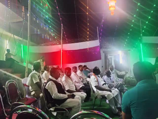 हुसैनाबाद प्रखंड के ग्राम पोलडीह में सूबेदार सिंह के बेटे नितीश कुमार सिंह के तिलक समारोह में शामिल होकर बधाई एवं शुभकामनाएं दिया।
#stayblessedalways 
#husainabad