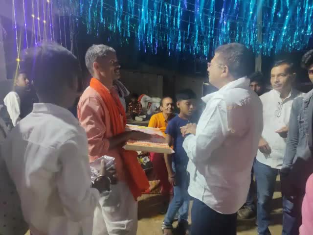 हैदरनगर प्रखण्ड अन्तर्गत ग्राम पंचायत बभंडी में विनोद चंद्रवंशी जी तथा बरडीहा में वीरेंद्र सिंह जी के पुत्री के शादी समारोह में शामिल होकर बधाई एवं शुभकामनाएं दिया।
#StayBlessed 
#HaidarNagar 
#mohammadganj