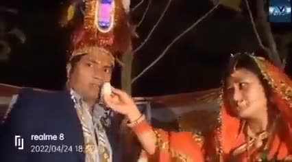 वीडियो कैमरा के सामने दुल्हा और दुल्हन में हुई जमकर मारपीट।।।
#बारात