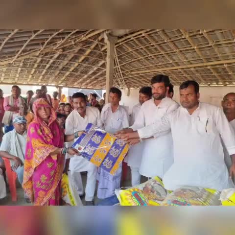 सलखुआ: #News सलखुआ प्रखंड अंतर्गत के चानन में सोमवार लगी भीषण आग परिजनो के बीच राहत सामग्री का वितरण। #simribakhtiyarpur
