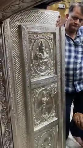 #मां #विंध्यवासिनी #मन्दिर में एक कुन्तल #चांदी का गेट एक भक्त द्वारा लगवाया गया