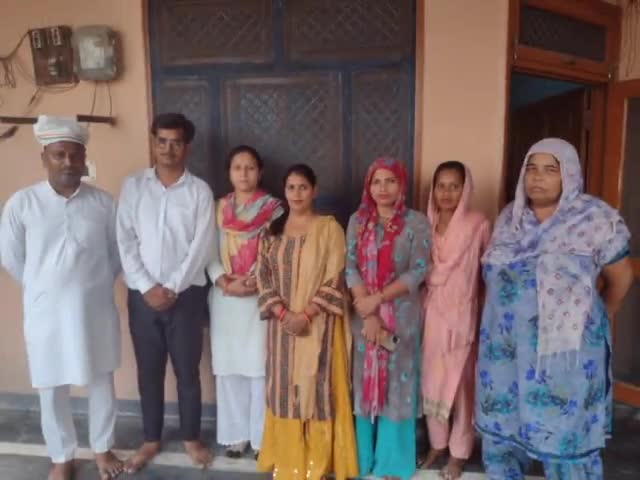 गांव बामण्हेरीमें प्रधानमंत्री माइक्रो डोनेशन प्रोग्राम में सैकड़ों महिला द्वारा किया गया डोनेशन  #up sarkar ,#amitsha