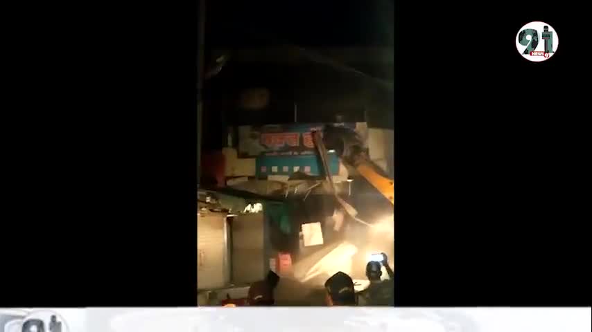बगैर नोटिस दिए अतिक्रमण हटाने के मामले में इंदौर हाई कोर्ट  ने मांगा जवाब
#khargoneviolence #khargone
