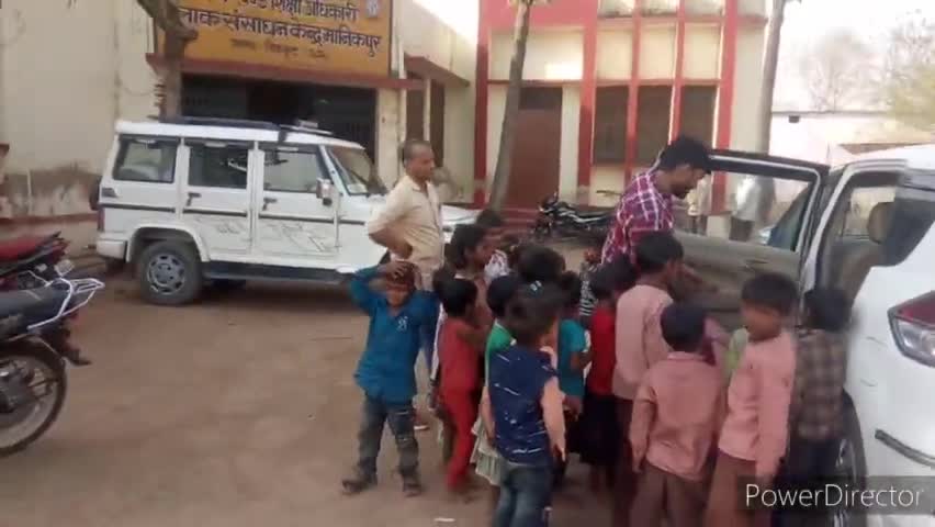 मानिकपुर: #chitrakoot gadchchapa gram panchayat ke kakrahuli me karib do lagbhag do darjan bachho ke banaye gaye #adhar card