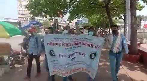 दरभा: कलेक्टर कार्यालय का घेराव करने जा रहे विद्युत् संविदा कर्मियों को पुलिस ने मरीन ड्राइव पर रोका#विधुत संविदा कर्मचारी
