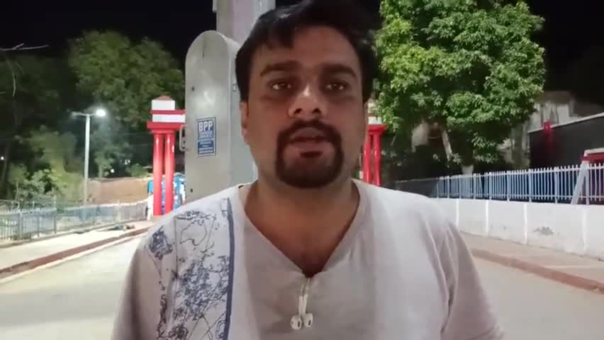 अमेठी: भीषण गर्मी के मद्देनजर मौसम विभाग द्वारा जारी की गई चेतावनी पर शख्स ने कहा : इस समय बिजली कटौती सबसे बड़ी समस्या है #लू