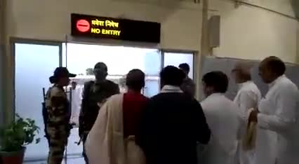 आज अल्प प्रवास ग्वालियर दौरे पर पूर्व मुख्यमंत्री श्री कमलनाथ जी के साथ पूर्व कैबिनेट मंत्री एवं राधौगढ़ विधायक श्री जयवर्धन सिंह जी।
#Congress #inc #Jvsinghinc #kamalnath