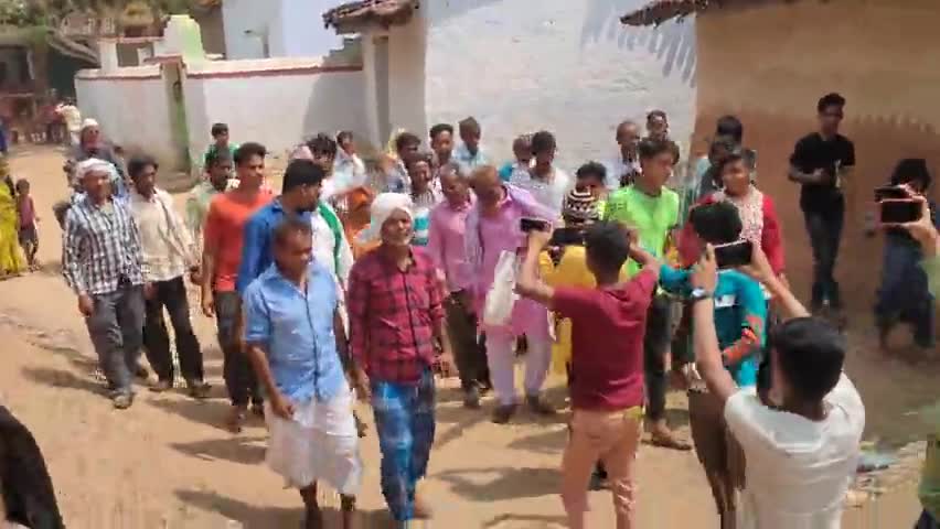 मधुपुर: panchayat sameti nomination karte huwe udaypura bhaluwapahari
md Nasim Ansari. pss#elction