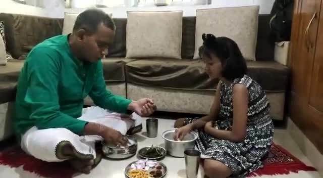 "बटकी म बासी अउ चुटकी म नून" 
ये केवल एक भोजन नहीं वरन सिंगार हरे, ये हमला हमर प्रथा, परंपरा अउ संस्कृति ले जोड़थे। वाकई गजब विटामिन भरे हुए हे छत्तीसगढ़ के बासी मा, फर्मेंटेंशन के देशी उपयोग....
#borebasi  #बोरेबासी #majdoordiwas #majdur