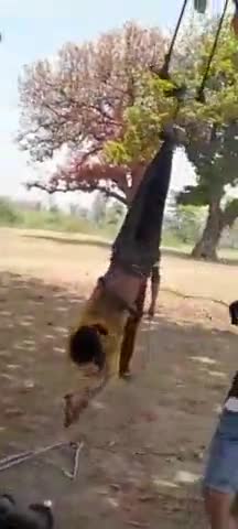 छत्तीसगढ़ में एक शख्स को काफी लोग उल्टा लटकाकर पीटते हुए
#chhatisgarh 
#breaking_news