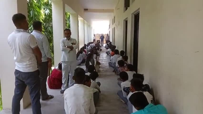 फाइलेरिया के विषय में जानकारी देते हुए CHC के डॉक्टर
#kannaujnews 
#फाइलेरिया
#breaking_news