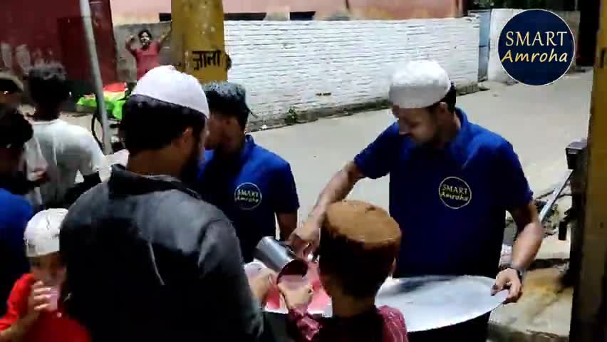 sharbat batte huwe smart Amroha ki team❤️❤️ रमजान में बांटा शरबत स्मार्ट अमरोहा की टीम ने #sharbat