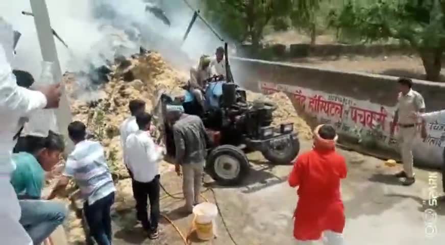झुंझुनूं चारे से भरी हुई ट्रैक्टर ट्राली में आग #Jhunjhunu #jhunjhununews #jhunjhununewz