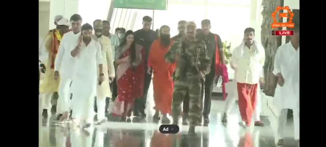 आज अक्षय तृतीया के शुभ अवसर पर बागेश्वर धाम आश्रम आगमन पर योग गुरु परम पूज्य स्वामी रामदेव जी का खजुराहो एयरपोर्ट पर स्वागत किया l 

#बागेश्वर_धाम_सरकार