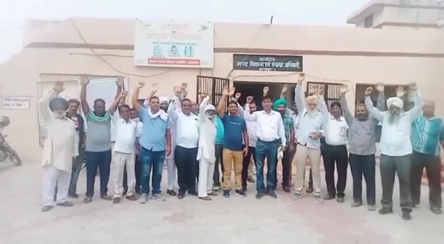 अम्बाला: 3 महीने से बिना तनख्वाह के काम कर रहे पंचायत विभाग के 122 कर्मचारी
#अम्बाला #मोदी #प्रदर्शन #क्राइम #हरियाणा
#public