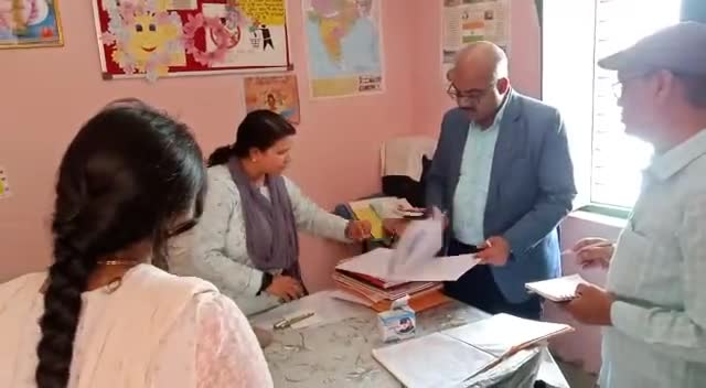 #जिलाधिकारी #देवरिया में किया #प्राथमिक विधायक #कतरारी न.1का निरीक्षण