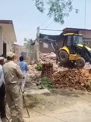 #एंटी भूमाफिया कानून के तहत बड़ी कार्यवाही #संतकबीरनगर- पूर्व BSP विधायक मो0 ताबिश खान के खिलाफ चला बुलडोजर........... सत्ता में रहने के दौरान गड़ही की जमीन पूर्व विधायक ने किया था अवैध कब्जा............वर्षों से चल रही थी राइस मिल, शिकायत क