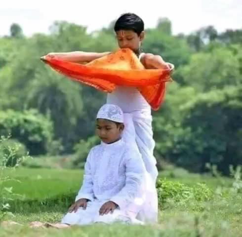 #इंसान 
ना हिन्दु बनेंगा
ना मुस्लमान बनेंगा 
इंसान की औलाद है इंसान बनेंगा ✴✴✴✴