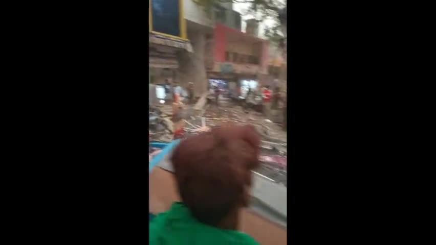 टूंडला: टूंडला बस स्टैंड क पास तेज तूफ़ान आने  से 
एक नई बिल्डिंग का सैटरिंग गिरा #tundla 
#toofan #aajtak #gautamgambhir
