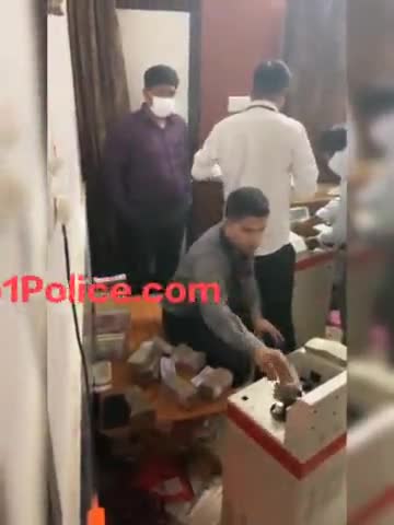 ED की रेड:झारखंड की IAS पूजा सिंघल के CA के घर 20 करोड़ कैश मिले, गिनने के लिए मशीनें लाई गईं
#jharkand #hemantsoren #bjp