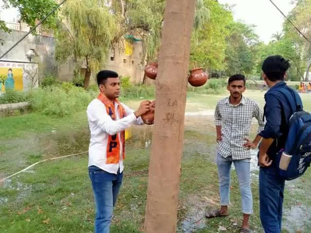 *#सर्वभूतहिते_रता:*
अखिल भारतीय विद्यार्थी परिषद student_for_seva #SFS के तहत भीषण गर्मी के चलते #प्यासे_पंछियों_को_पानी_पिलाएं, #आओ_इस_आदत_को_संस्कार_बनाए*
#पानी_पिलाओ #पक्षी_बचाओ_अभियान