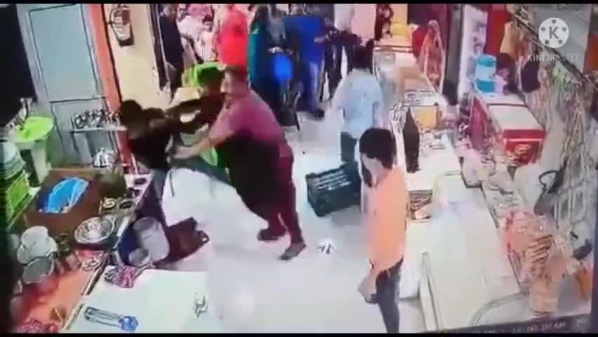 दतिया रेस्टोरेंट में बदमाशों का आतंक,जमकर तोड़फोड़ और मारपीट,व्यापारियों में दहशत
#datia #datiapolice #narottammishra