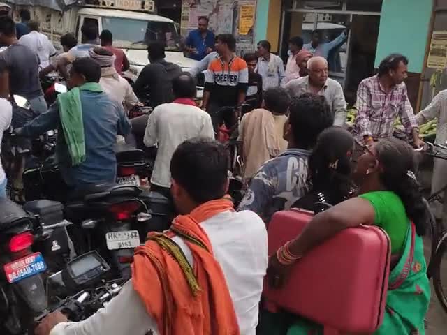 बंजरिया: singhiya gumti chouk ajgari rod me ek bar fir से jam#motiharinews #banjariya##singhiya@