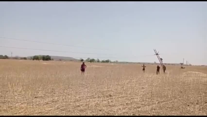 ज़मीन से 6-8 फ़ीट ऊपर तारों में दौड़ रहै #करंट, #हादसे_को_आमंत्रण #विद्युत_विभाग शांत। #ELECTRICITY #FAULT #MPMKVVCL