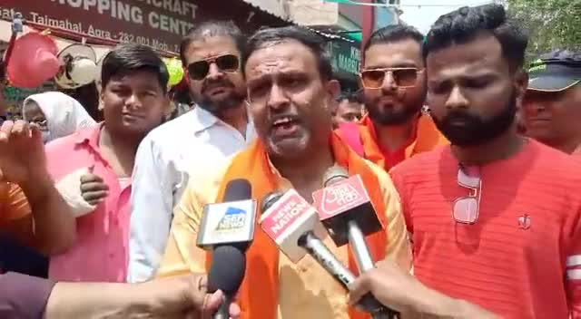#ताजमहल को लेकर दायर हुई याचिका पर खुशी मनाने पहुंचे हिंदूवादी, ताजमहल के आस-पास बांट रहे थे लड्डू, पुलिस ने रोका...