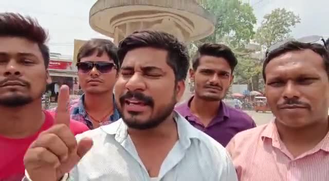 BPSC पेपर लीक मामले के बाद AISU के द्वारा पुतला दहन कार्यक्रम में पत्रकार के साथियों को अपनी प्रतिक्रिया देते हुए.#AISU