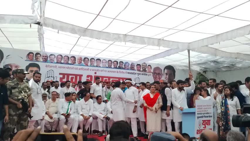 शिवराज जी, युवाओं की आवाज को दबाने के लिए पुलिस को आगे करने के बजाएँ युवाओं से संवाद क़रो।

#युवा_शंखनाद