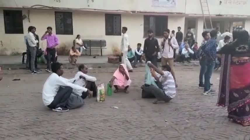 तिलहर: हमारे क्षेत्र के राजनेता जनता के बीच सभ्य भाषा का प्रयोग करते हैं- इलाहाबाद हाईकोर्ट की टिप्पणी पर स्थानीय शख्स #राजनेता