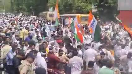 इन पानी की बौछारों से अगर कांग्रेसी डरे होते,
तो आज देश में अंग्रेज, तुम उनके मुखबिर होते

#युवा_शंखनाद - CM HOUSE घेराव