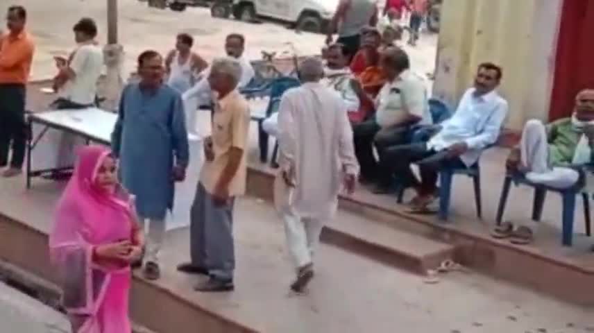 तिलहर: क्षेत्र के लोग बोले- सार्वजनिक जगहों पर जनता नहीं कर रही मास्क का प्रयोग #मास्क