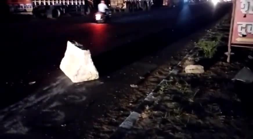नरवल: कुलगाँव में शराब ठेके के सामने हाईवे पर रखा पत्थर दे रहा हादसों को दावत, लापरवाह #एनएचएआई।