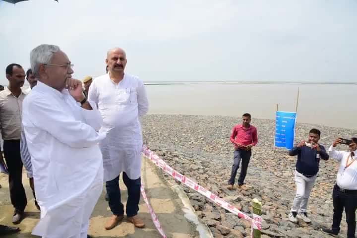 #सुपौल के #वीरपुर में माननीय #मुख्यमंत्री श्री #नीतीश कुमार जी ने #कोसी_तटबंध पर #बाढ़ सुरक्षा कार्यों का निरीक्षण किया!