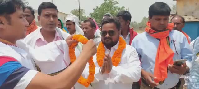 #पंचायत :- #गुरहा_कला के भावी #मुखिया प्रत्याशी रविरंजन कुमार जनसंपर्क अभियान चला कर #वोट मंगा।
#palamu #election