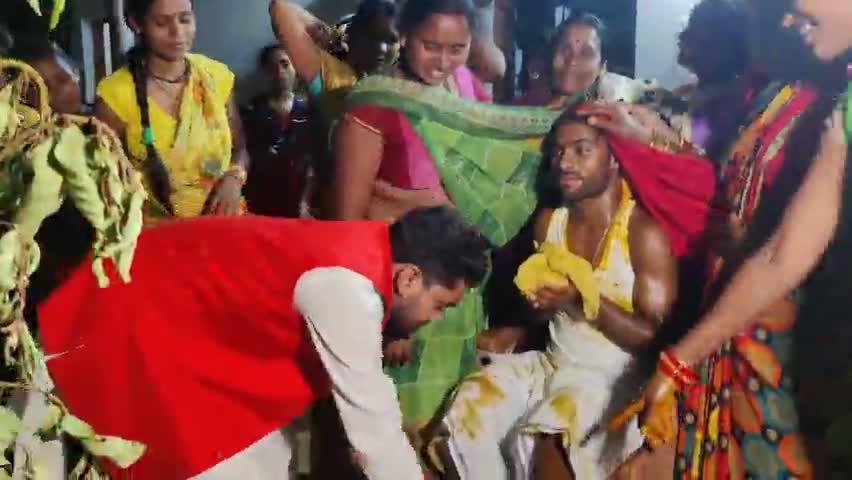 महासमुंद विधानसभा के अंतर्गत आने ग्राम छिन्दौली में बबलू कुर्रे के वैवाहिक कार्यक्रम में सम्मिलित होकर  नवदांपत्य जीवन में प्रवेश करने की शुभकामनाएं दी।

#हल्दी