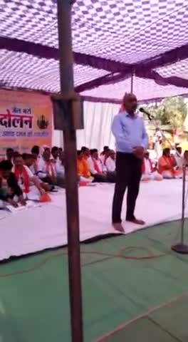 "सत्ता की हनक है तुम्हें, तो हमें भी तुम्हें झुकाना आता है
दबाओगे तुम आवाजें कितनी, हमें भी चिल्लाना आता है"

नाकामयाबियां छुपाने, कितने ही काले कानून ले आओ
तुम्हें तख्त पर बिठाने वालों को, नीचे गिराना भी आता है
#जेल_भरो_आंदोलन