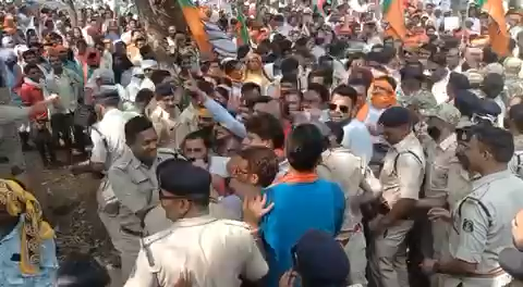 हर ज़ोर ज़ुल्म की टक्कर में ,संघर्ष हमारा नारा है..!!
अभी तो ये अंगड़ाई है ,आगे और लड़ाई है ..॥
भूपेश के घोषित आपातकाल के विरोध में भाजपा मैदान में..॥

#जेल_भरो_आंदोलन