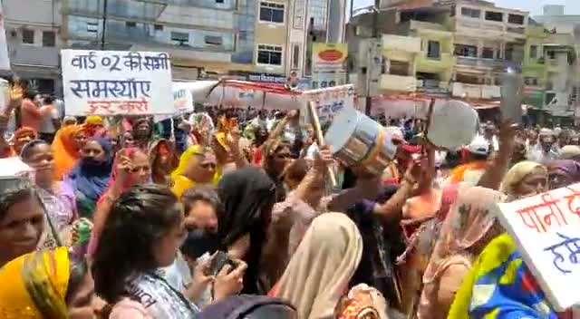 रतलाम में भारी पुलिस बल की तैनाती में कांग्रेस का धरना #ratlamnews