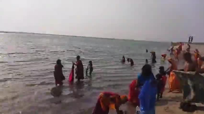 बिहार के त्रिमोहिनी संगम पर बैशाख पूर्णिमा को लेकर उमड़ी श्रद्धालुओं की भीड़। #त्रिमोहिनीसंगम #बिहार #कटिहार #गंगा