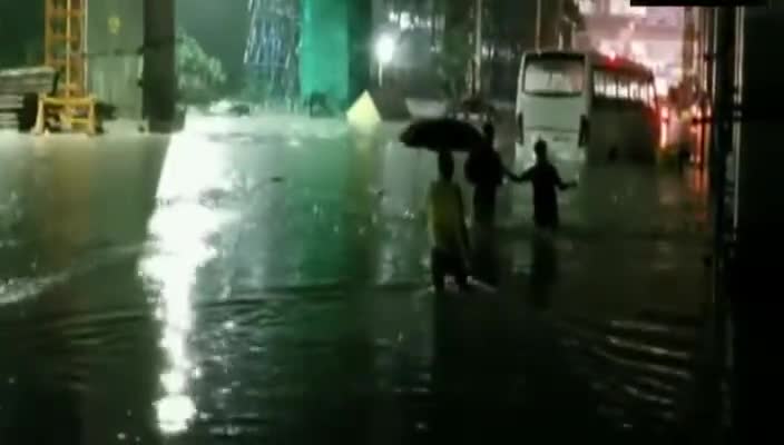 #BreakingNews #कर्नाटक में भारी #बारिश के चलते #बैंगलोर के कई इलाकों में हुआ #जलभराव......