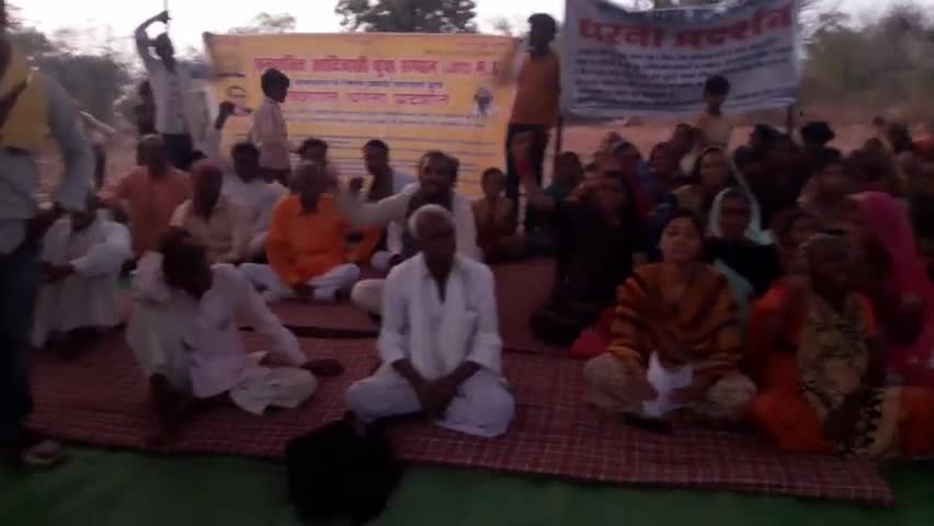 पुनासा: जनशक्ति आदिवासी युवा संगठन #jays के राष्ट्रीय संरक्षक श्री रूपचंद सिरसाठेजी पीड़ित आदिवासियों की समस्याएं सुनते हुए#